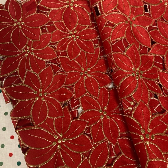 NIW Winter wonderland red poinsettia cluster table runner - Picture 4 of 9